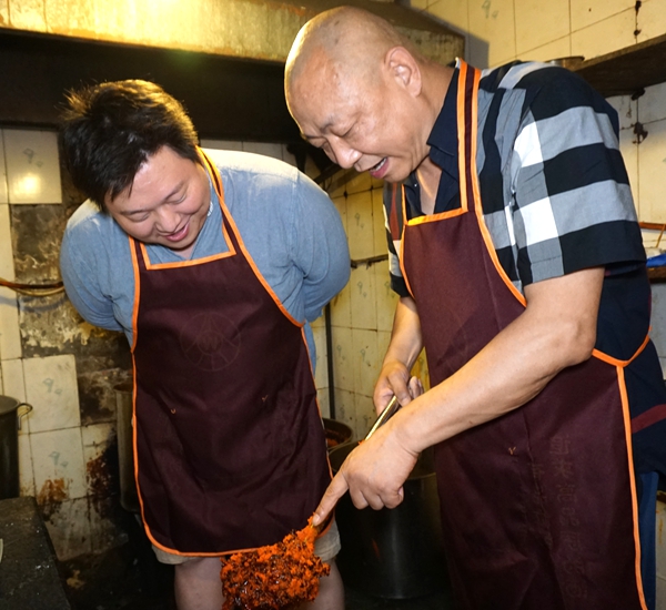 山水最重庆 火锅起风情--本期封面人物--邓莽子老火锅 邓氏父子