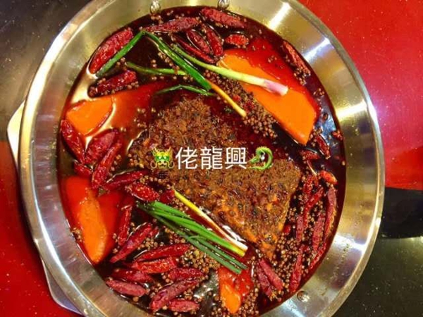 重庆佬龙兴餐饮服务有限公司恭祝全市人民新春快乐！牛气冲天！