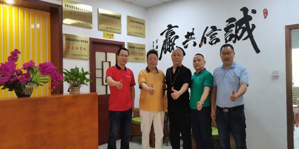 为吃口地道火锅--重庆火锅人甚至敢把自己煮下去--重庆市南岸区火锅商会为家人们服务