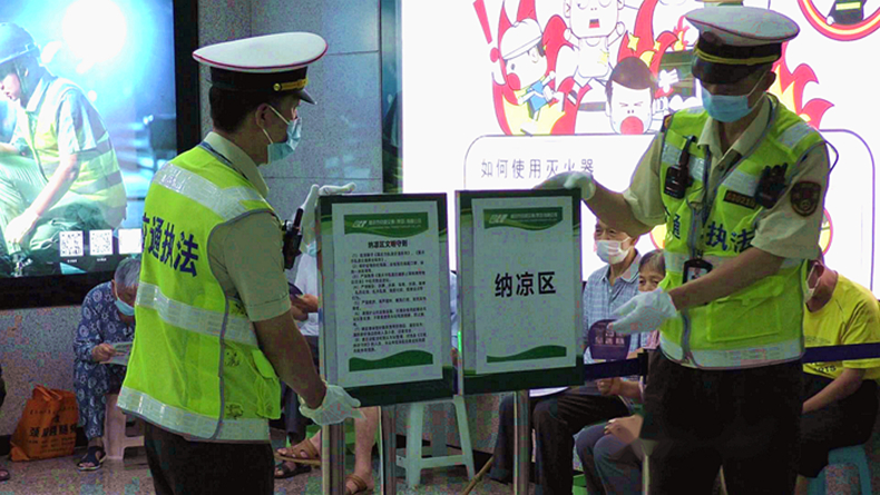轻轨站内设置纳凉区  彰显轨道交通执法温度