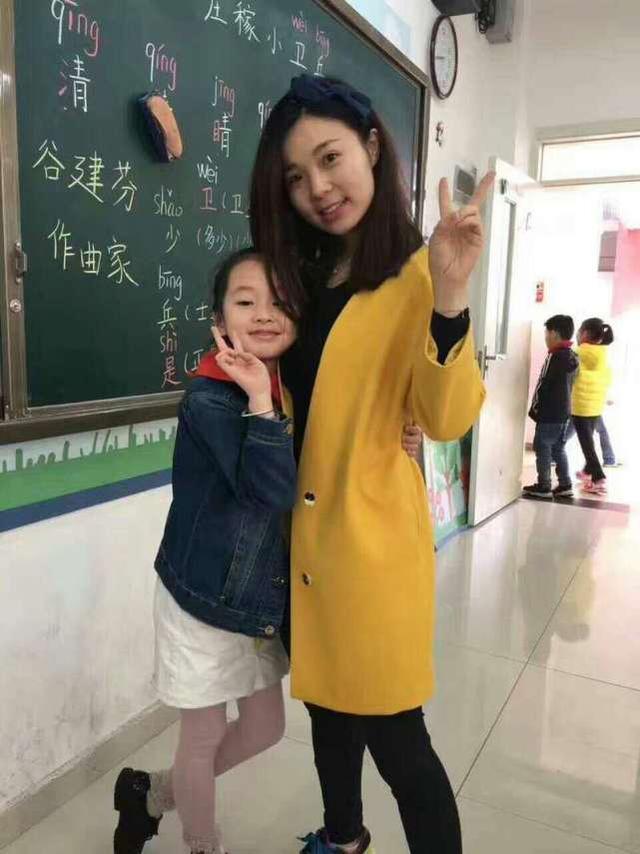 四年前拍照漂亮姐姐当背景 如今她竟是女儿班主任