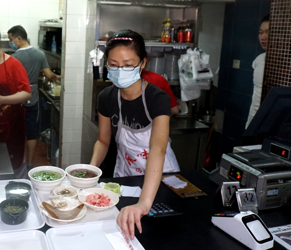 冯山妹风味美食坊创始人用心传承地标美食--本期封面人物冯山妹