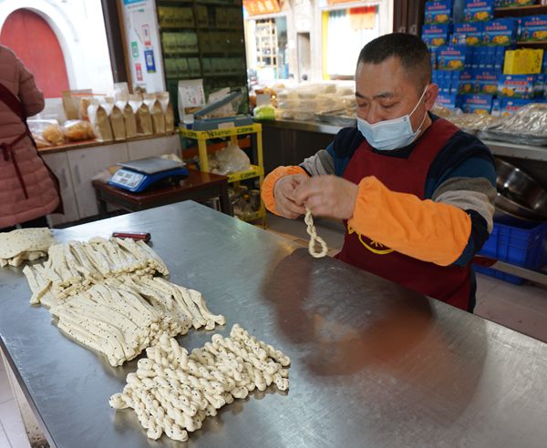 敢于拼搏 用心传承手艺 本期封面人物 渝东东千层麻花黄东先生