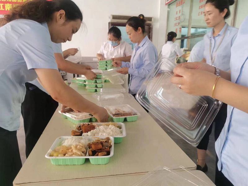 重庆市南岸区烹饪协会尽绵薄之力 投入到巴南界石山火救援中