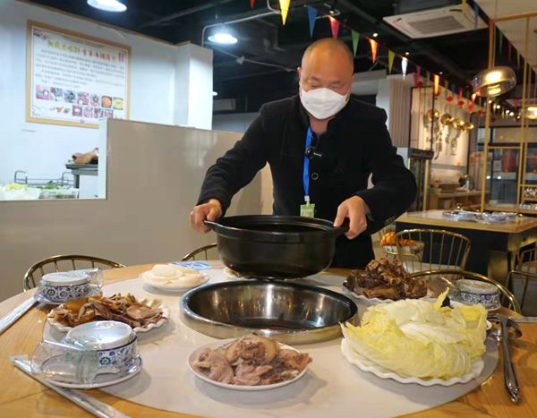 只要坚持奋斗 人生终将辉煌 本期年度人物 重庆佬龙兴餐饮服务有限公司阳传友