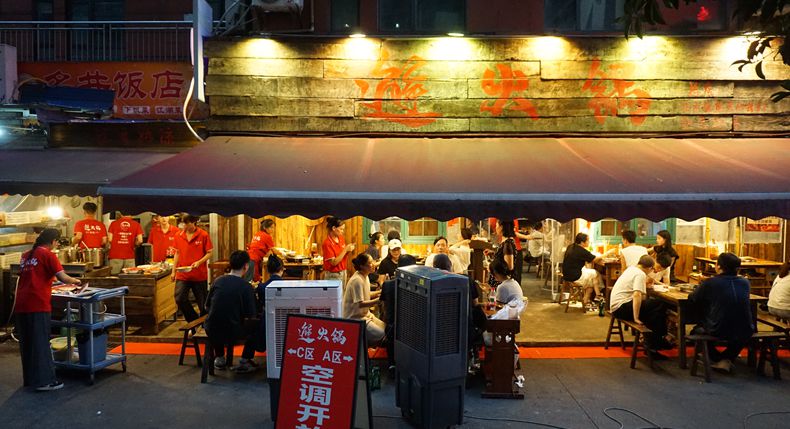 国庆畅游重庆 观音桥旁的社区邂火锅，邂逅一次地标的美食之旅